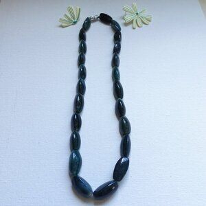 Elegant Dark Green Stone Bead Necklace and Daisy Floral pattern Earring Set